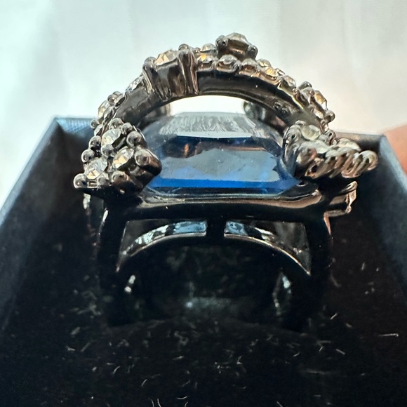 Vintage large black CZ sapphire and diamond cocktail ring - Picture 2 of 10